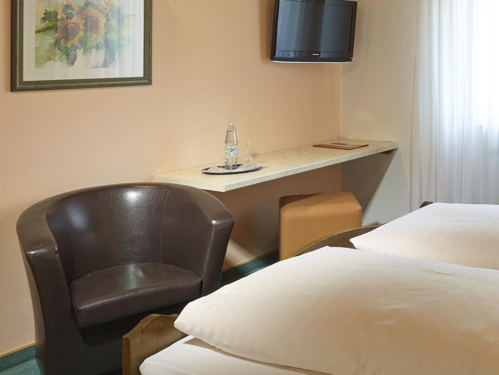 Hotel Loesch Pfaelzer Hof Romerberg ห้อง รูปภาพ