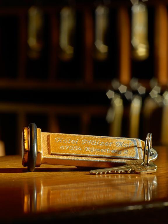 Hotel Loesch Pfaelzer Hof Romerberg ภายนอก รูปภาพ